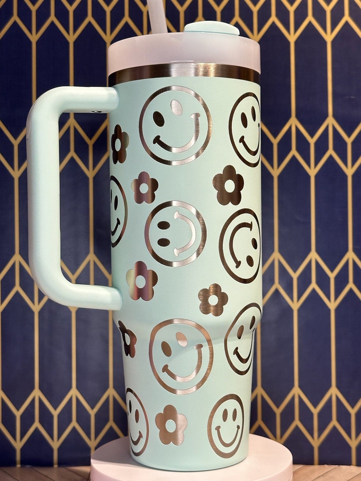 Vaso grabado con caras sonrientes y flores - Stanley Quencher 30/40 oz