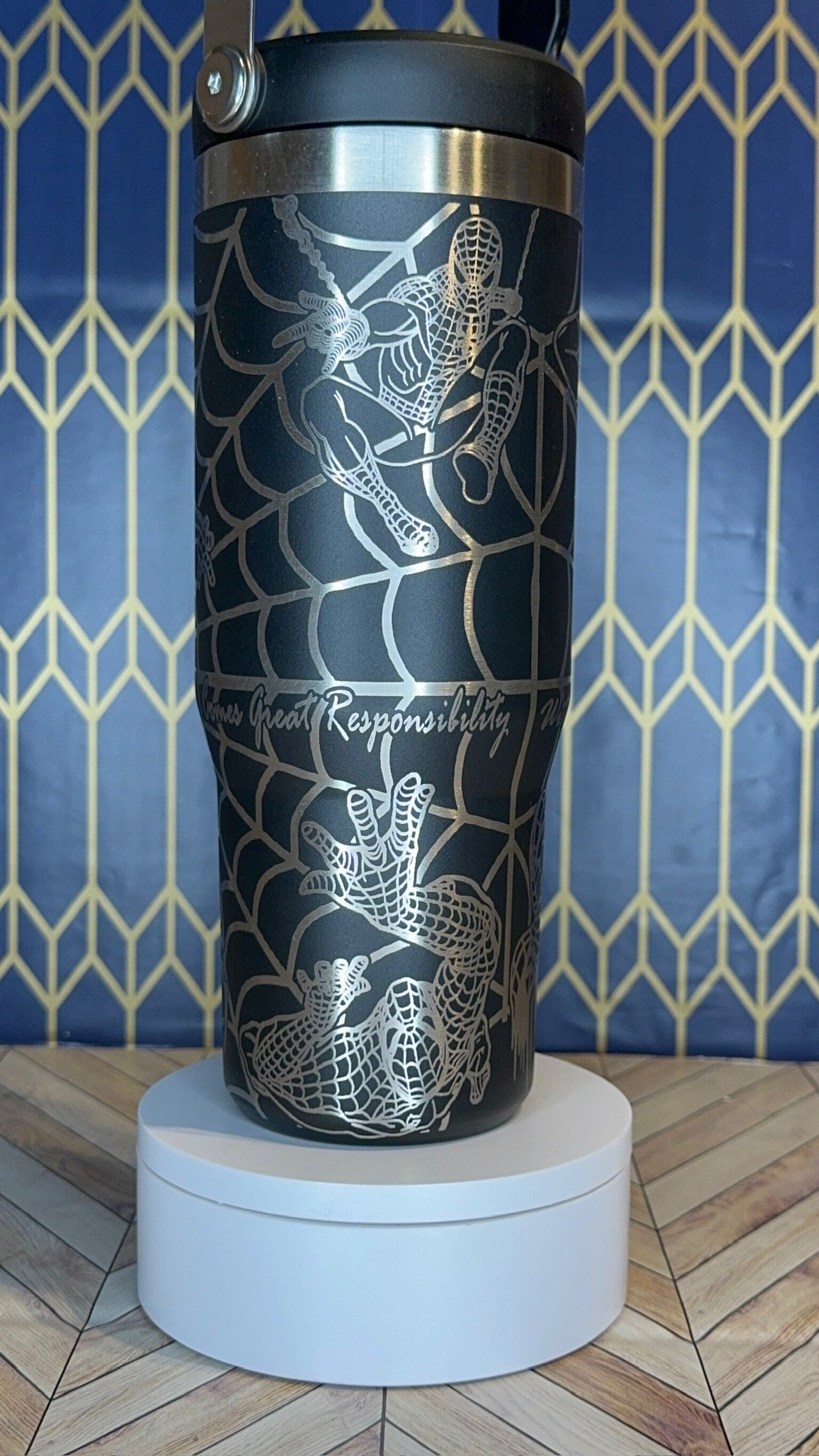 Vaso Stanley Quencher con grabado de superhéroe lanzador de telarañas (30/40 oz)