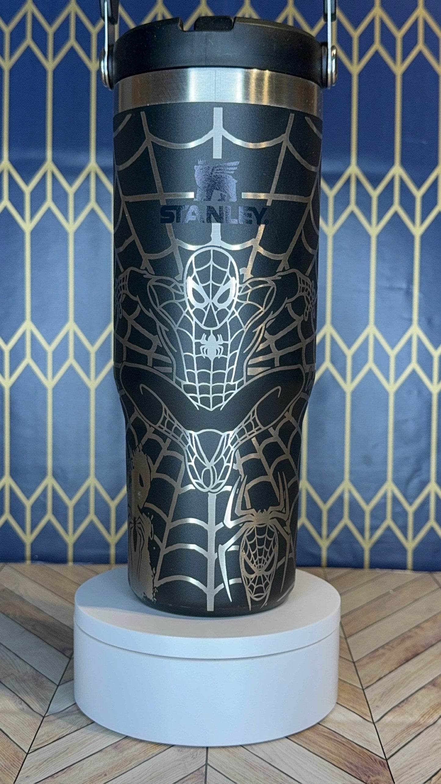 Vaso Stanley Quencher con grabado de superhéroe lanzador de telarañas (30/40 oz)
