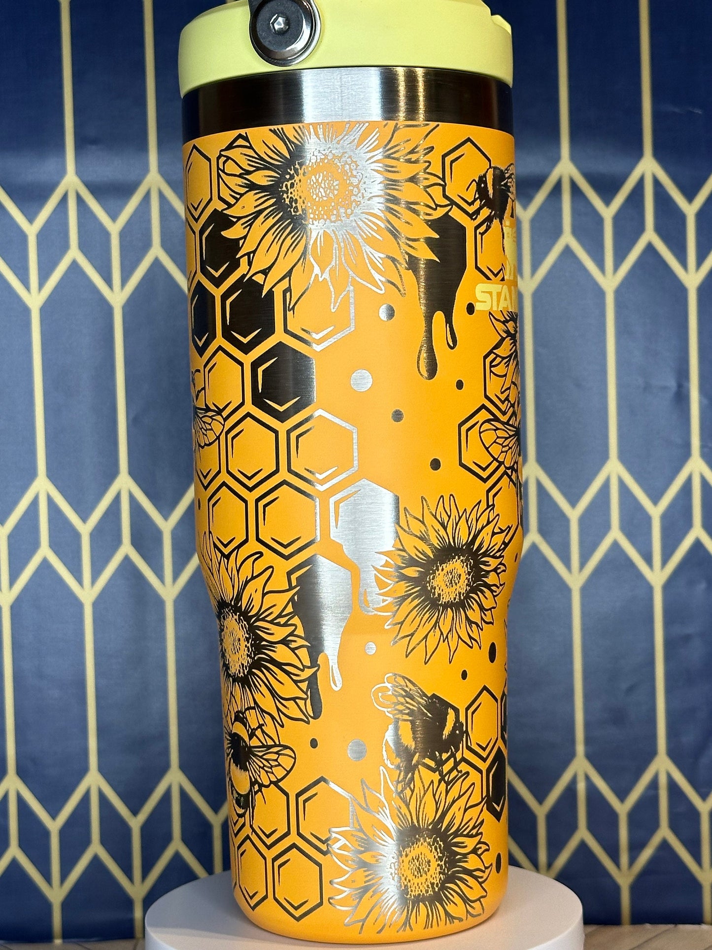 Vaso artesanal con diseño de abeja y panal - Stanley Quencher de 30/40 oz