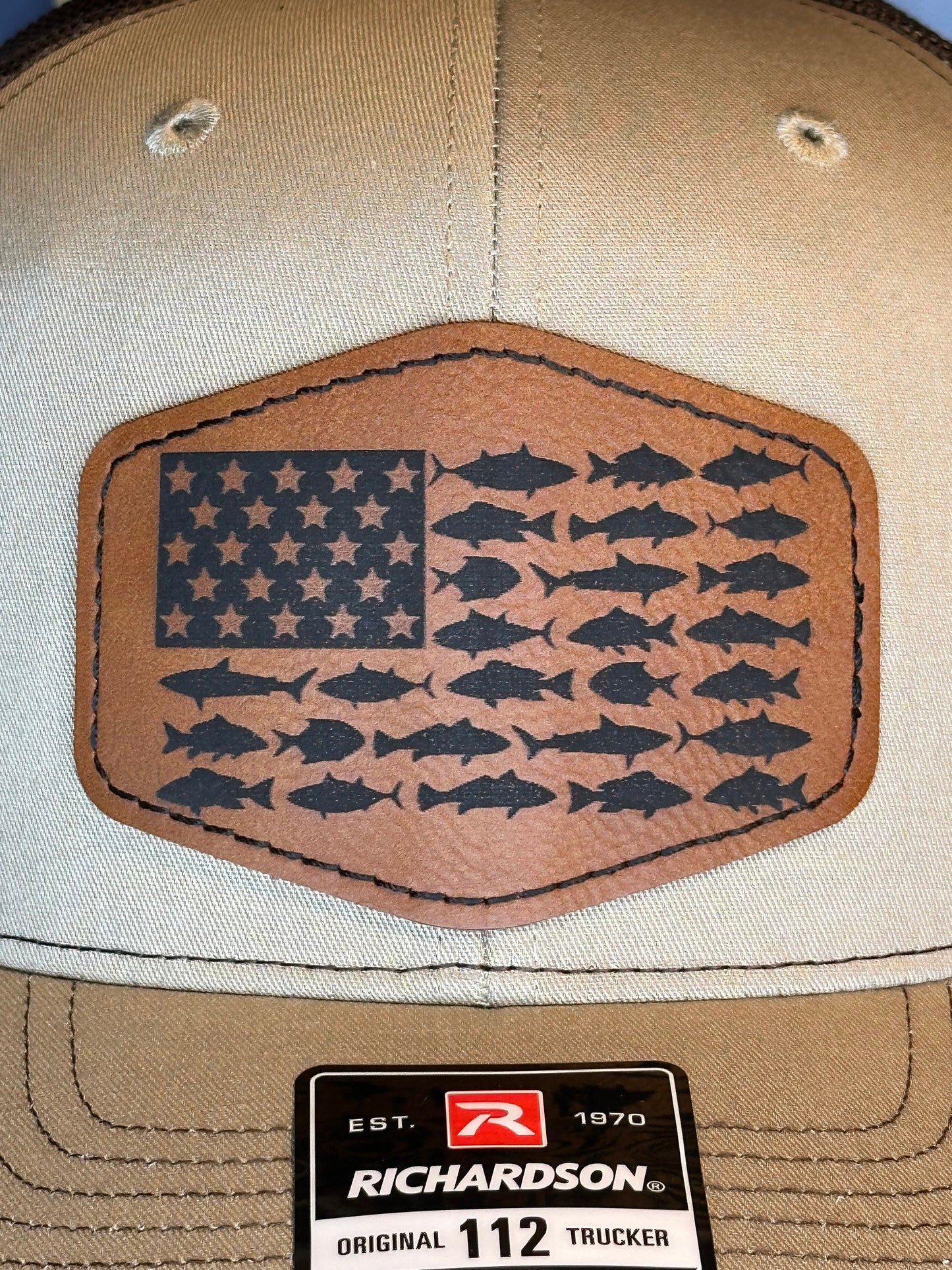 Gorra con bandera de EE. UU. y parche de cuero con rayas de pescado