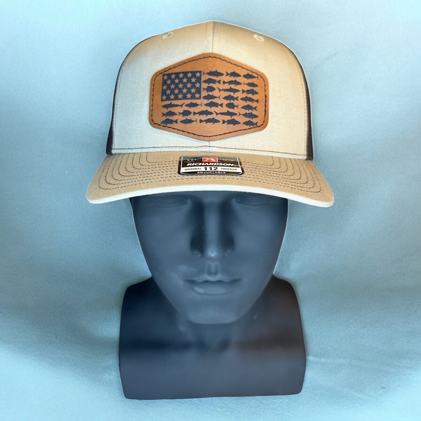 Gorra con bandera de EE. UU. y parche de cuero con rayas de pescado