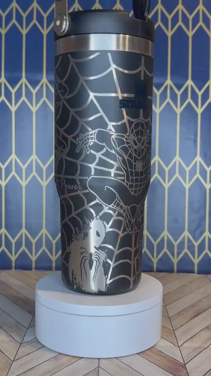 Vaso Stanley Quencher con grabado de superhéroe lanzador de telarañas (30/40 oz)